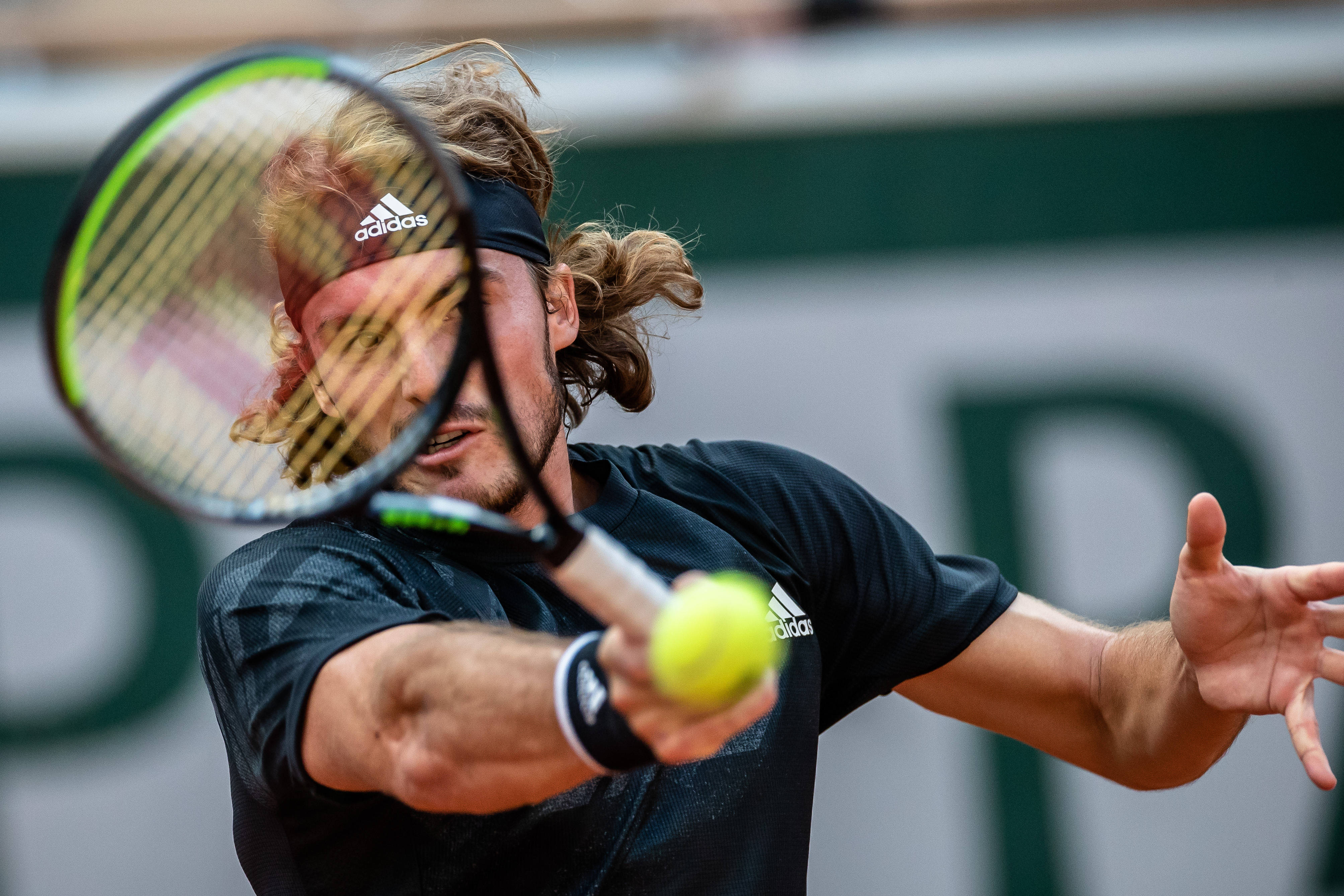 世界网球队鏖战英国网球队，西西帕斯关键制胜