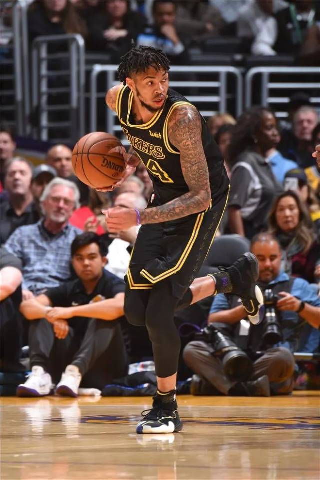 骑士轻取广州队，浓眉哥高光表现