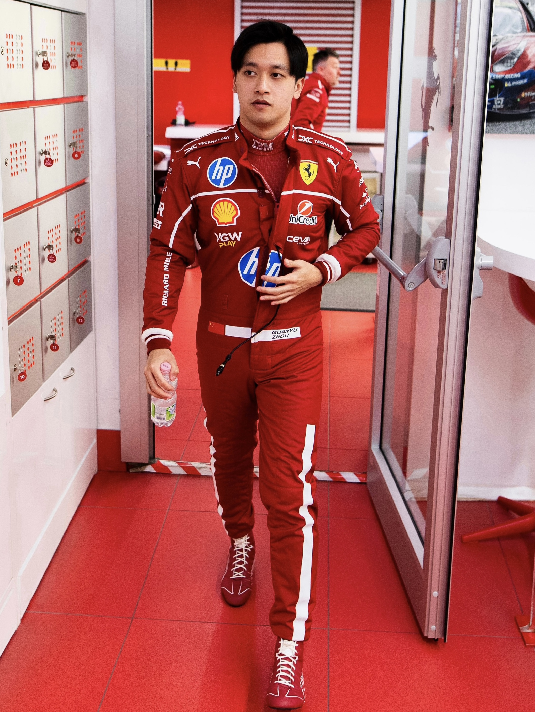 开云体育入口-索伯车队鏖战红牛车队，周冠宇扛起全队