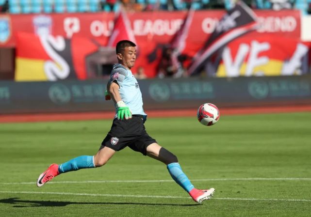 开云体育视频直播-足球比赛全面开战，球员技艺妙不可言